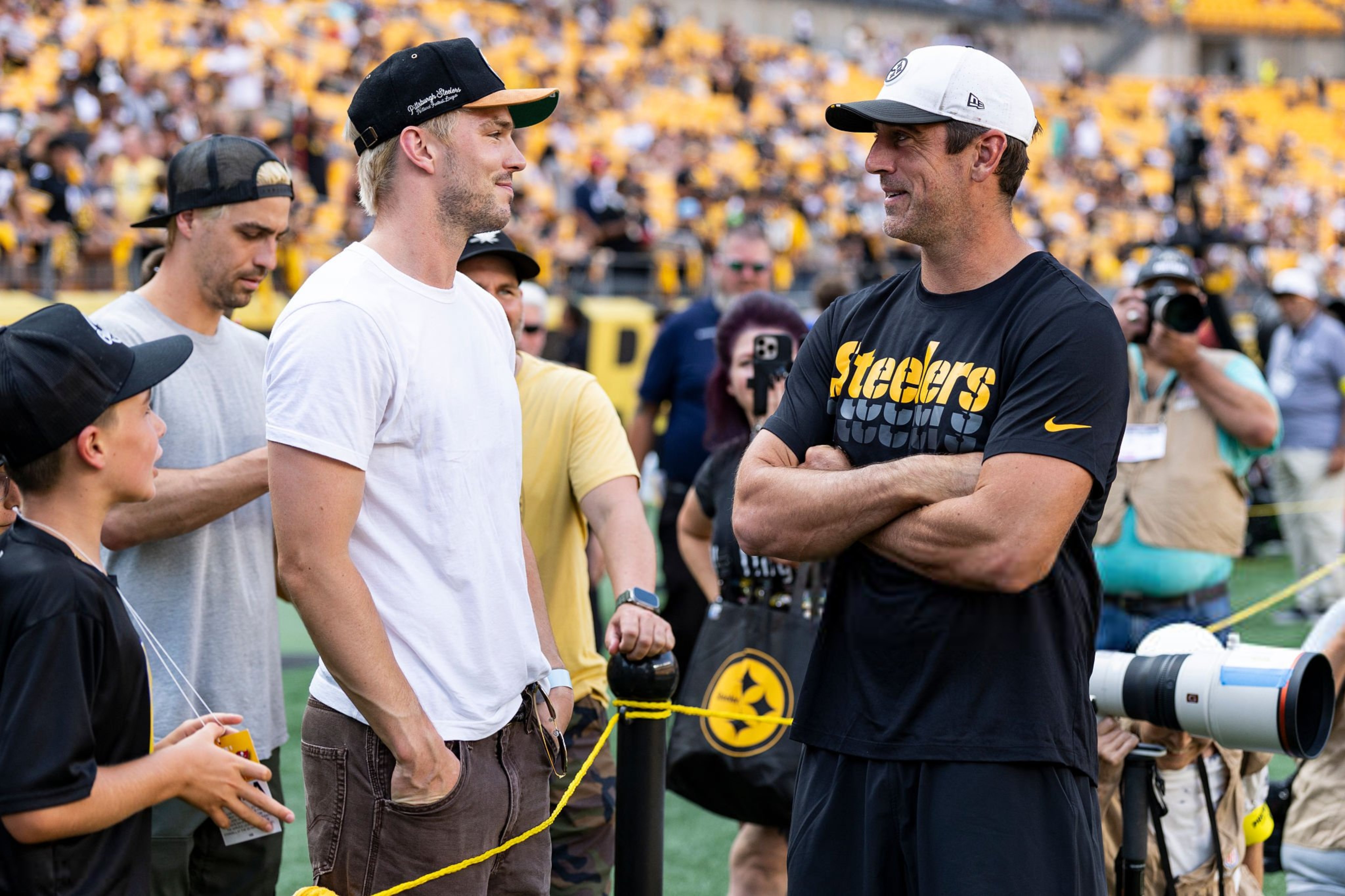 Breaking: Actor Nicholas Hoult Visits the Steelers for the 2025 Preseason Game, The Rich Actor Sends a Special 8-Word Congratulations to the One Person He Considers His Most Idol on the Team...vannguyen