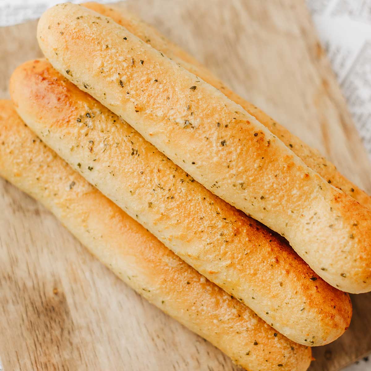 BitecodeReviews's tweet photo. Olive garden bread sticks 8.5-9/10 Hard to beat as a casual, warm, and savory appetizer or side.
#Olivegarden #food #yum #Breadsticks https://t.co/Bl5w1EXpQI