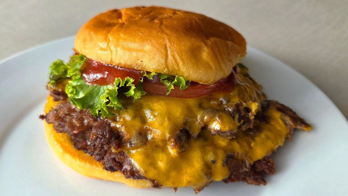 ErikHodgetts's tweet image. I wonder how many folks getting burgers at Shake Shack in #MadisonSquarePark know it&apos;s their original - and for several years only - location?

Even with 15 years expansion behind them, #DannyMeyer&apos;s vision of a classic, no-frills roadside burger joint remains clear &amp;amp; consistent.