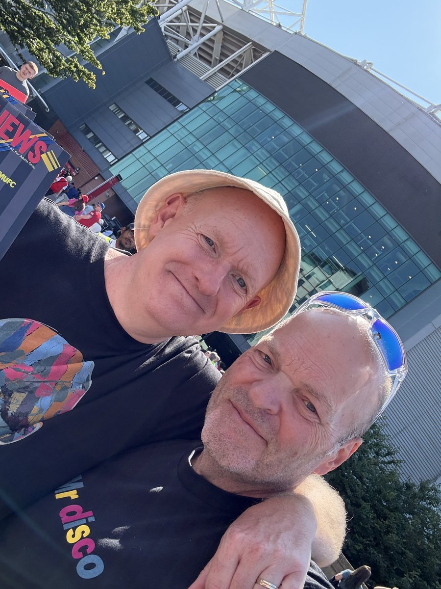 Good day to buy Red News outside Old Trafford 😎 <a href="/barneyrednews/">Barney @Red News</a> <a href="/RedNewsFanzine/">RedNewsFanzine</a>