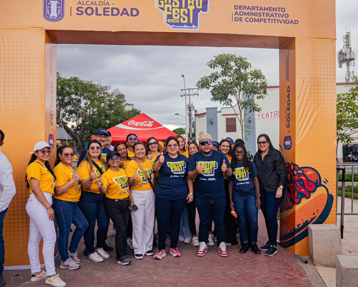 Hoy Soledad brilló como nunca ✨
Más de 5.000 personas en el primer día del #GastroFest2025, un evento sin precedentes que une sabor, cultura y emprendimiento.
¡Gracias por confiar en este sueño que hoy es realidad! 💜🍔🌭🎶