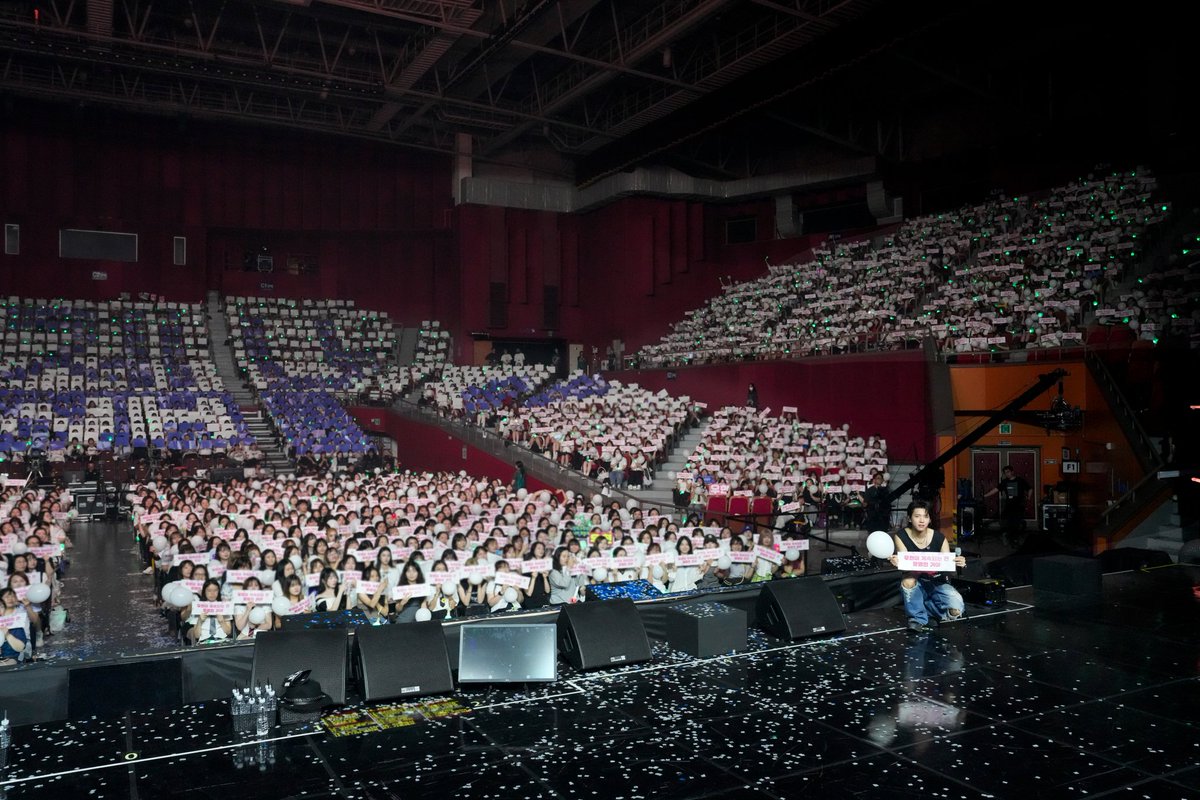 [📸]
⠀
<식목일5 - 나무高 : TREE HIGH SCHOOL>의
마지막 페이지를 덮는 순간📚

이틀 동안 함께 만든 모든 순간,
우리만의 교과서에 가장 찬란한 장으로 기록!
함께 노래해준 새싹들 고마워요🌱

우현이 계속되는 건 운명인 거야
그리고 인스피릿 생일 축하해!🥳

#남우현 #NAMWOOHYUN