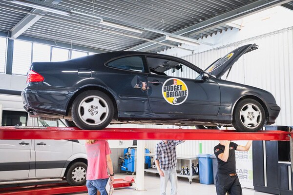 VIDEO: Frank is als laatst aan de beurt en elke minuut die keurmeester Joep Schuurman langer onder de kap van Franks Mercedes CLK hangt, stijgt zijn verbazing. autoweek.nl/autotests/arti…
