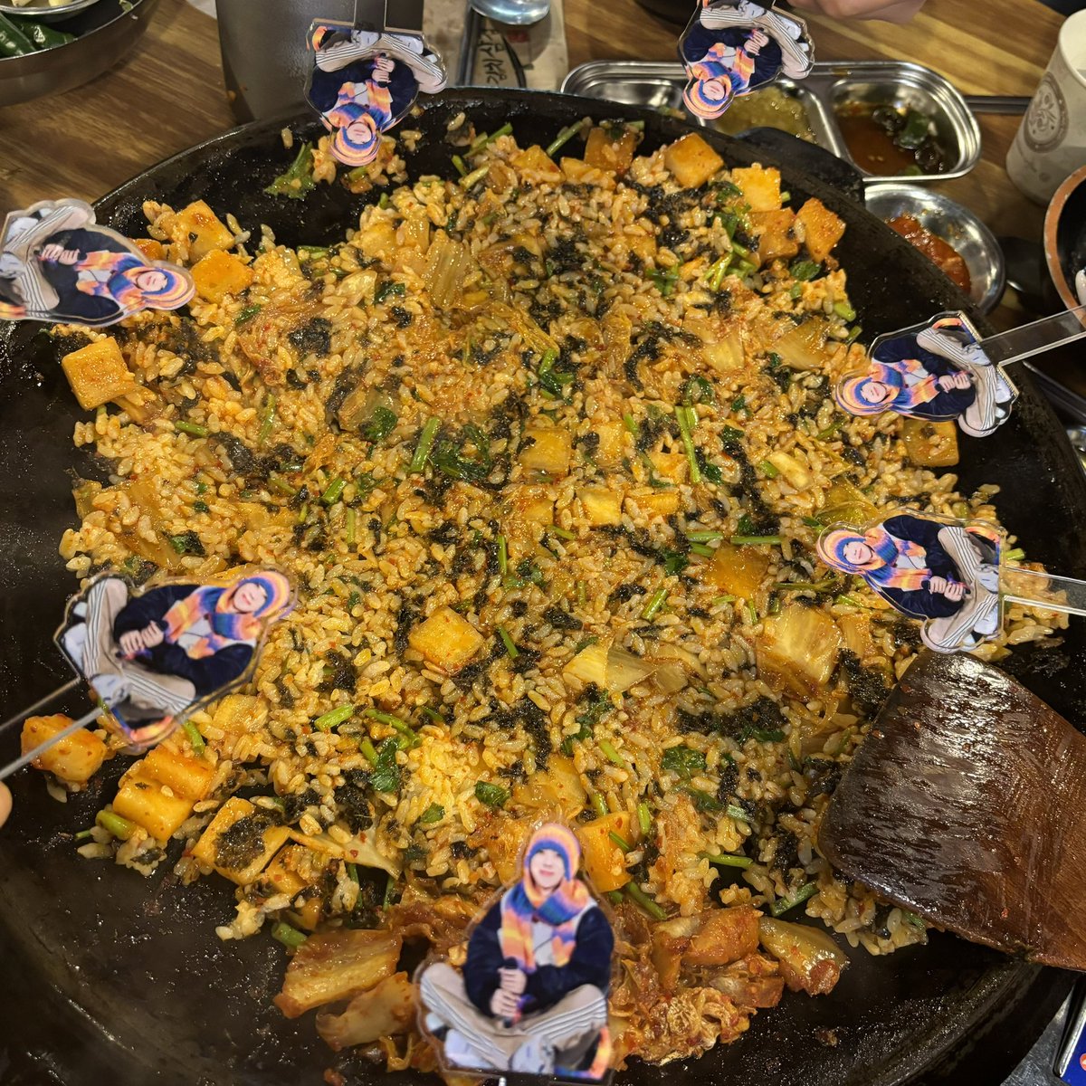 zinghao8's tweet photo. 지난번 오프때 솥뚜껑미나리삼겹살 먹자고 약속하구
아수웠던 클루부터 솥미삼에 볶음밥까아아아지〰️
집가려는데 명호 등장해서 다들 애정♾️충전완료ෆ https://t.co/W4PR2gDzub