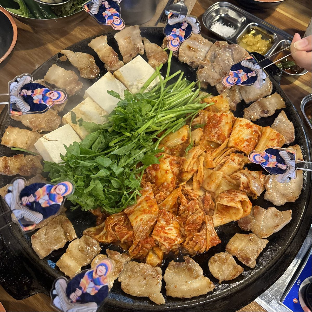 zinghao8's tweet photo. 지난번 오프때 솥뚜껑미나리삼겹살 먹자고 약속하구
아수웠던 클루부터 솥미삼에 볶음밥까아아아지〰️
집가려는데 명호 등장해서 다들 애정♾️충전완료ෆ https://t.co/W4PR2gDzub