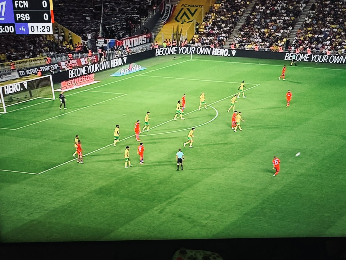 mohlekingFUT's tweet photo. Mon dieu le match qu’est ce qu’il est éclater. Maintenant en Ligue 1 ça joue normal a 6 derrière sans pression ça veux prendre aucun risque. Nul Nantes, Nuuuuuul ! https://t.co/kgquN2rot7