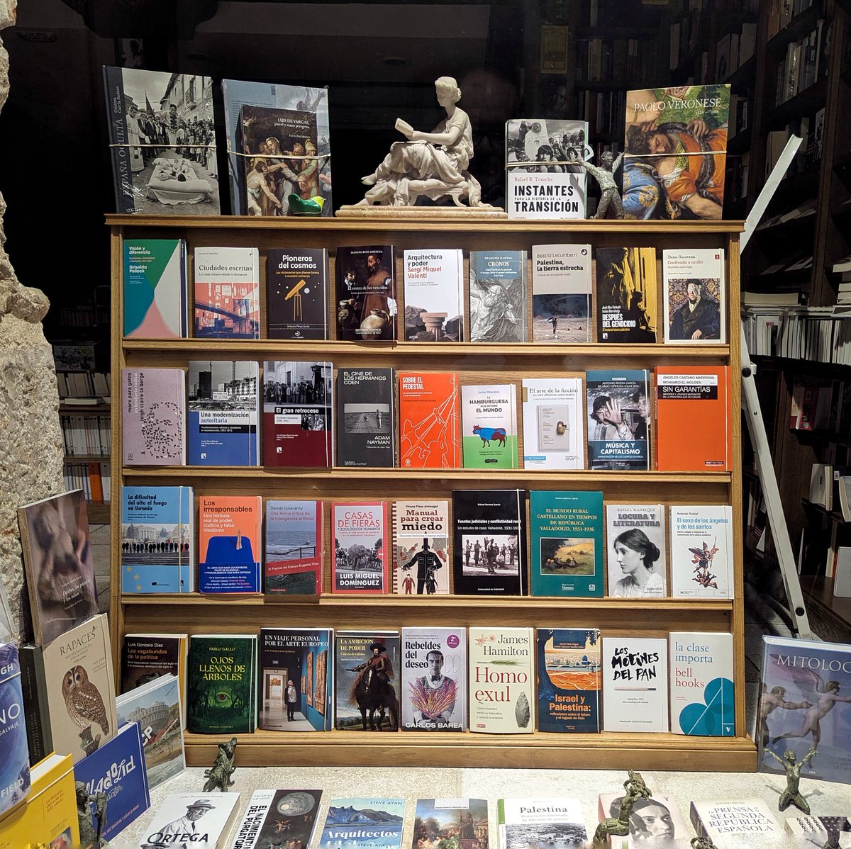 Rafa García Márquez (@rafael_garcia) on Twitter photo <a href="/cipripedia/">Cipriano García Hidalgo Villena </a> "Sobre el pedestal" en el centro de la selección del escaparate de mi libreria preferida de Valladolid: Sandoval.
Con lo que lo cuida Miguel, librero de los de verdad, por algo será 😉 <a href="/cipripedia/">Cipriano García Hidalgo Villena </a> "Sobre el pedestal" en el centro de la selección del escaparate de mi libreria preferida de Valladolid: Sandoval.
Con lo que lo cuida Miguel, librero de los de verdad, por algo será 😉