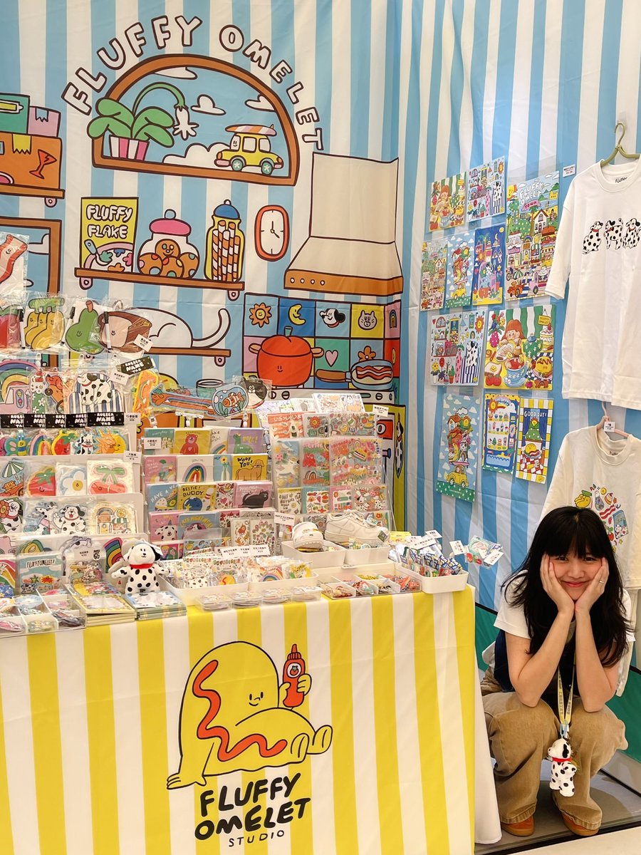กลับมาแล้วยังไม่มีเวลาลงรูปอะไรเลย ไปงาน Shanghai Illustration Fair มาค่ะ และพกแบคดรอบขนาด 6x3 เมตรมาเองจากไทย😂 ไปซื้อผ้า ส่งไปปริ้น ไปรับมาเย็บต่อกับเก็บมุมเอง ในเวลา4วัน รื้อสกิลเด็กTextile สุดๆ แต่ออกมาเนียนอยู่!! มั้ง 🥳