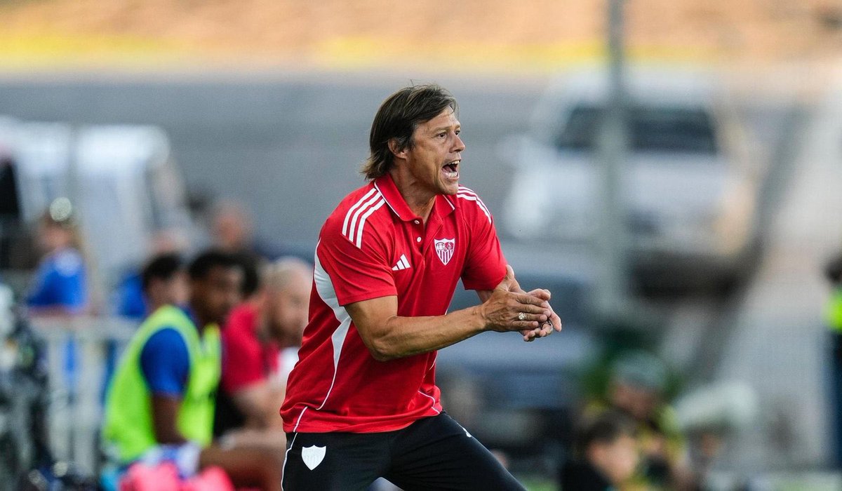 Ojalá le den al menos lo mínimo que pida al bueno de Almeyda, hacia mucho tiempo que no disfrutaba de un Sevilla con tan poco.