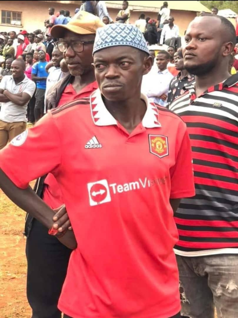Ian20028's tweet photo. A man u fan looking at Calafiori on a screen of one of the commentators in Uganda @altproo @TimoSports8 @YiyoEjja @McKiwa256 https://t.co/AiRqQhmHxZ