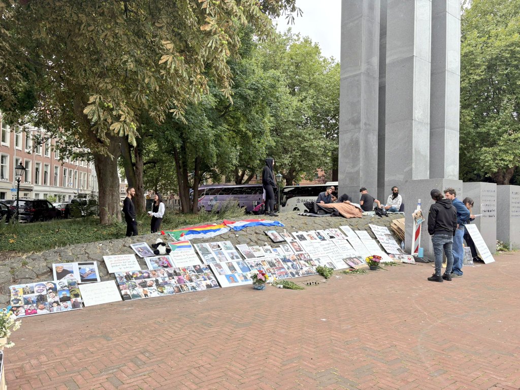 HaraldDoornbos's tweet photo. #BREEK Groep Druzen in NL is sinds 13 aug in hongerstaking voor het Vredespaleis in Den Haag.
Ze vragen aandacht voor de Druzen in Suwayda-regio in Syrie die omsingeld zijn door pro-regeringstroepen. Kidnappingen, geweld maar ook voedsel- en medicijntekorten aan de orde vd dag. https://t.co/WYWsZDbrs6