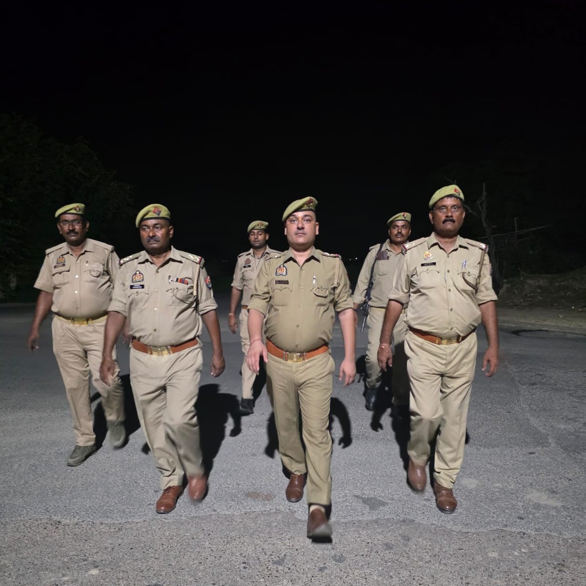 कमिश्नरेट प्रयागराज के गंगानगर जोन में शांति एवं कानून-व्यवस्था को बनाए रखने के दृष्टिगत विभिन्न थानों द्वारा प्रमुख चौराहों, बाजारों व अन्य सार्वजनिक स्थानों पर #पैदल_गश्त कर संदिग्ध व्यक्ति/वाहनों की सघन चेकिंग की गई ।