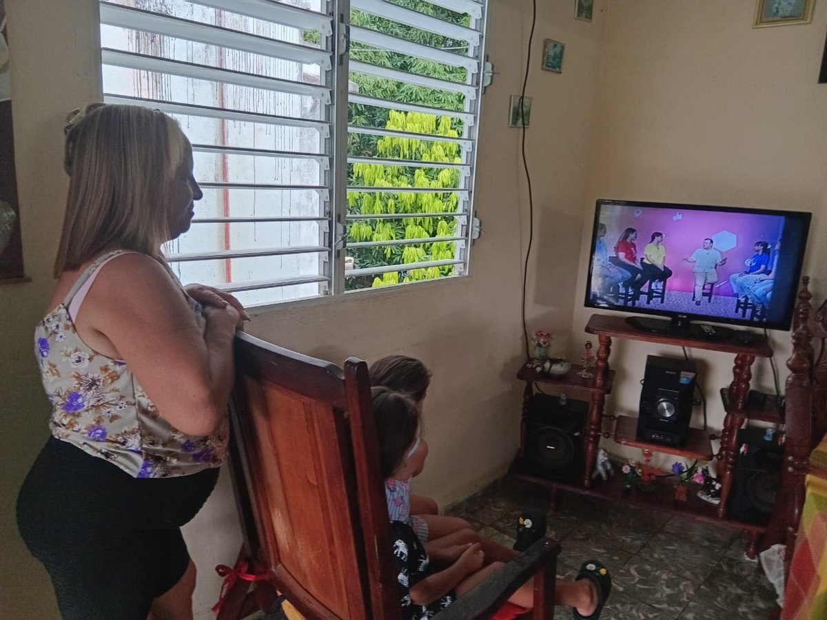 #HonorHolguinero. Visualizan nuestros niños y jóvenes propuesta Yosdey , director de producción de Cinesoft, que nos deleita con su hermoso programa. En este #VeranoSiempreJoven #Cuba #CubaMined #HolguínSí