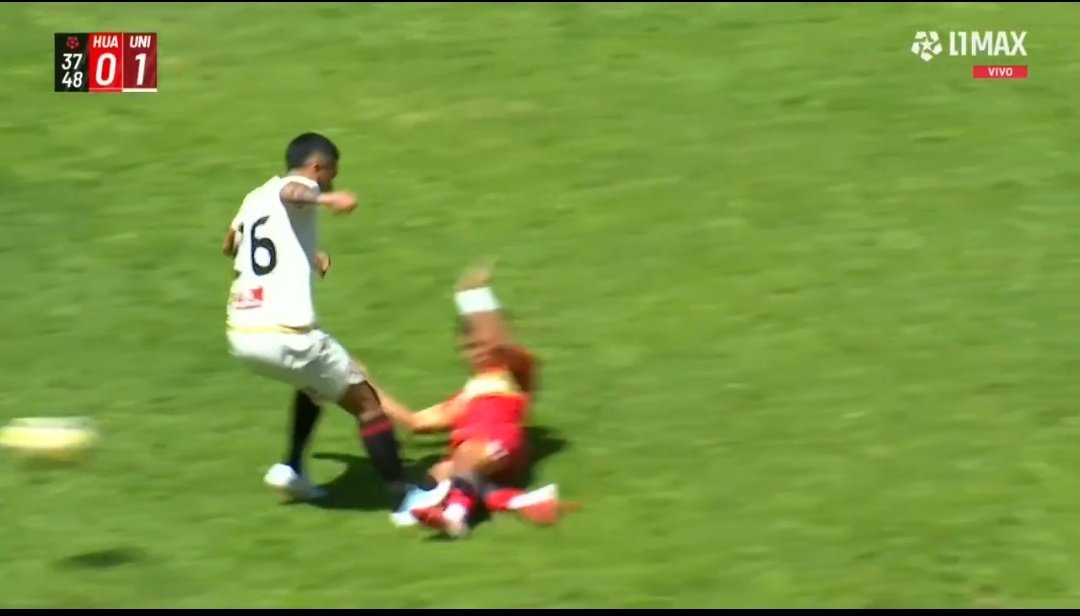Las gallinas empataron a pesar de jugar con UN JUGADOR MÁS.

El árbitro hizo su trabajo y no expulsó a un jugador cremoso por esta SALVAJADA.