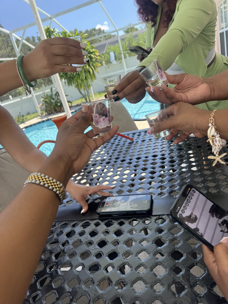 JaileeMom1's tweet image. #weekenddump #leoszn #epcotdrinkingaroundtheworld