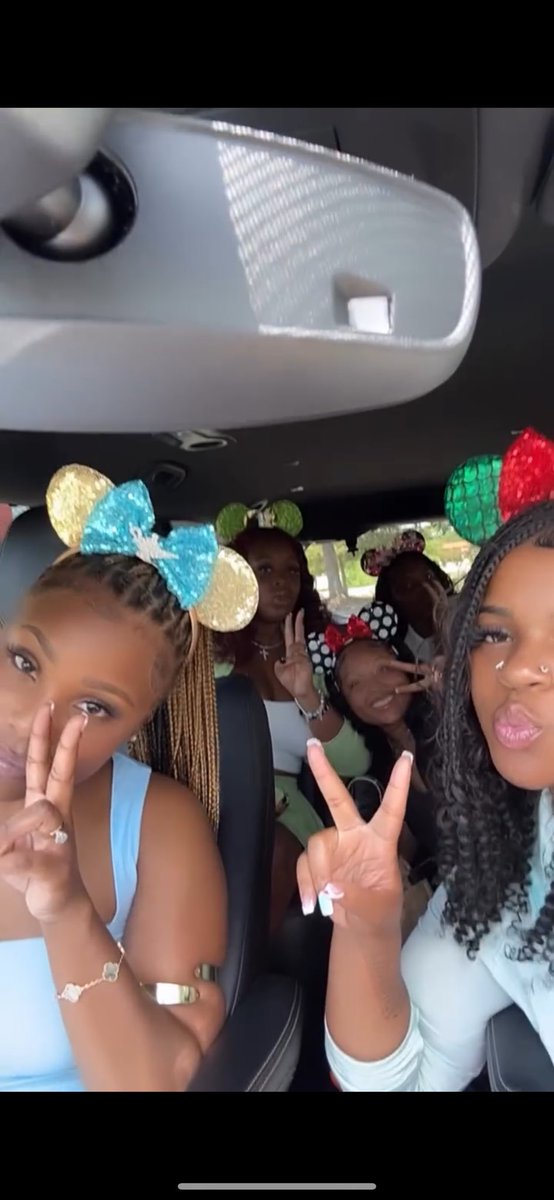 JaileeMom1's tweet image. #weekenddump #leoszn #epcotdrinkingaroundtheworld