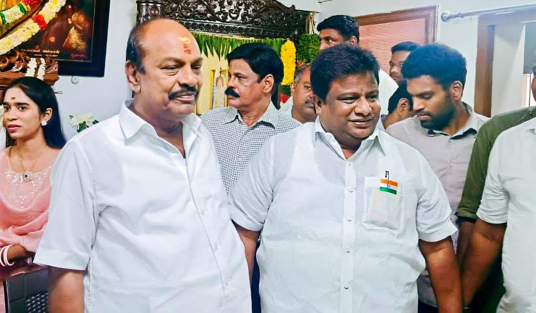 SPushparajDMK's tweet photo. அரக்கோணம் நாடாளுமன்ற உறுப்பினர், கழக கொள்கை பரப்பு செயலாளர் அய்யா ச.#ஜெகத்ரட்சகன் அவர்களை மாண்புமிகு வேளாண்மை மற்றும் உழவர் நலத்துறை அமைச்சர் அண்ணன் எம்.ஆர்.கே.#பன்னீர்செல்வம் அவர்களுடன் அவரது இல்லத்தில் சந்தித்து வாழ்த்துக்களை தெரிவித்து மகிழ்ந்தோம். https://t.co/h68K2cLCro