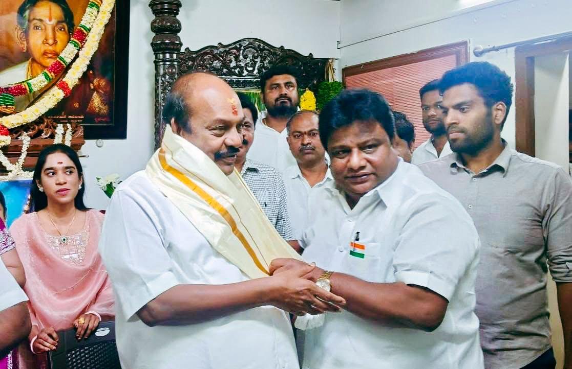 SPushparajDMK's tweet photo. அரக்கோணம் நாடாளுமன்ற உறுப்பினர், கழக கொள்கை பரப்பு செயலாளர் அய்யா ச.#ஜெகத்ரட்சகன் அவர்களை மாண்புமிகு வேளாண்மை மற்றும் உழவர் நலத்துறை அமைச்சர் அண்ணன் எம்.ஆர்.கே.#பன்னீர்செல்வம் அவர்களுடன் அவரது இல்லத்தில் சந்தித்து வாழ்த்துக்களை தெரிவித்து மகிழ்ந்தோம். https://t.co/h68K2cLCro