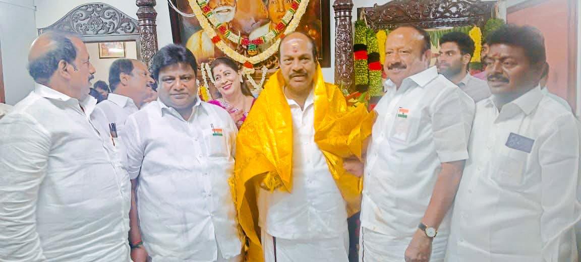 SPushparajDMK's tweet photo. அரக்கோணம் நாடாளுமன்ற உறுப்பினர், கழக கொள்கை பரப்பு செயலாளர் அய்யா ச.#ஜெகத்ரட்சகன் அவர்களை மாண்புமிகு வேளாண்மை மற்றும் உழவர் நலத்துறை அமைச்சர் அண்ணன் எம்.ஆர்.கே.#பன்னீர்செல்வம் அவர்களுடன் அவரது இல்லத்தில் சந்தித்து வாழ்த்துக்களை தெரிவித்து மகிழ்ந்தோம். https://t.co/h68K2cLCro