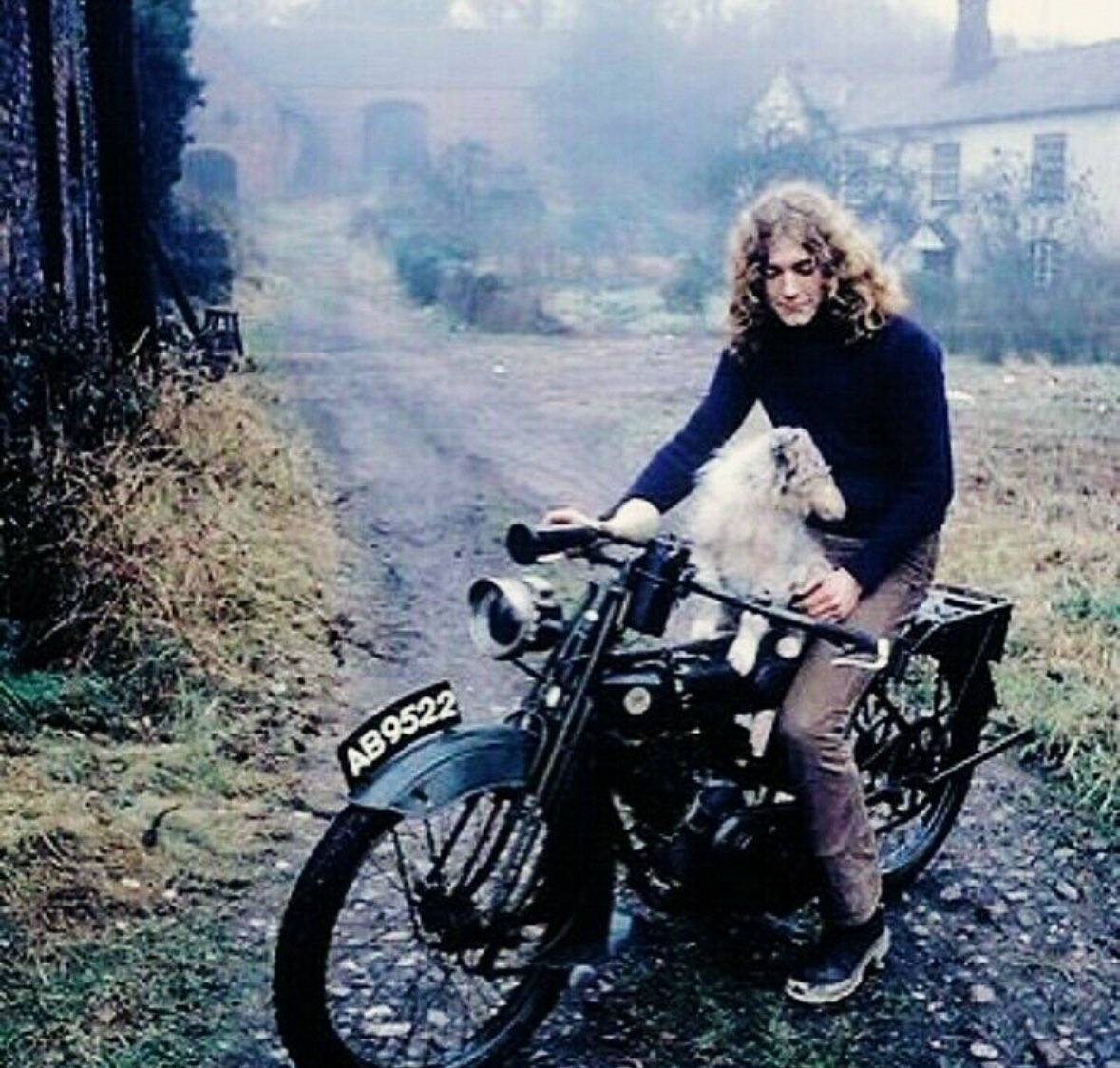 matoxley's tweet photo. Led Zep in Olde England 😎😍 https://t.co/Viv6siIUT3