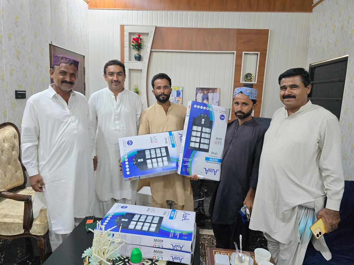 SMTKhalidAbad's tweet photo. چيرمين ميونسپل ڪميٽي ميرپورماٿيلو 
ميرشهبازاحمدخان لنڊ پاران ڳوٺ علي اڪبر ڌونڌو لاء سولر اسٽريٽ لائٽ ڏنيون ويون جيڪي ٽيم ميرشهبازاحمدخان لنڊ انهن حوالي ڪيون ۔
@BBhuttoZardari @msak_official https://t.co/x9AVx827vk