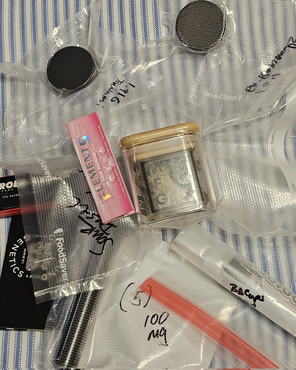 Real_MFG_Mtn's tweet photo. Happy Sunday
Since you asked.
#healthbox
I have 2 available
7g sourD
3.5 wax
Gummies -100mg<5>
1 wk heavy dosed RsO caps
1 rosin filled Mountain Blunt
Gucci Papers
Meds for a week or two
Dms open
I'll see you Tuesday am for our Live Marathon
Big prizes n Fun
⛰️🔥🧬
Don't 😴 https://t.co/MYSakkU1F5