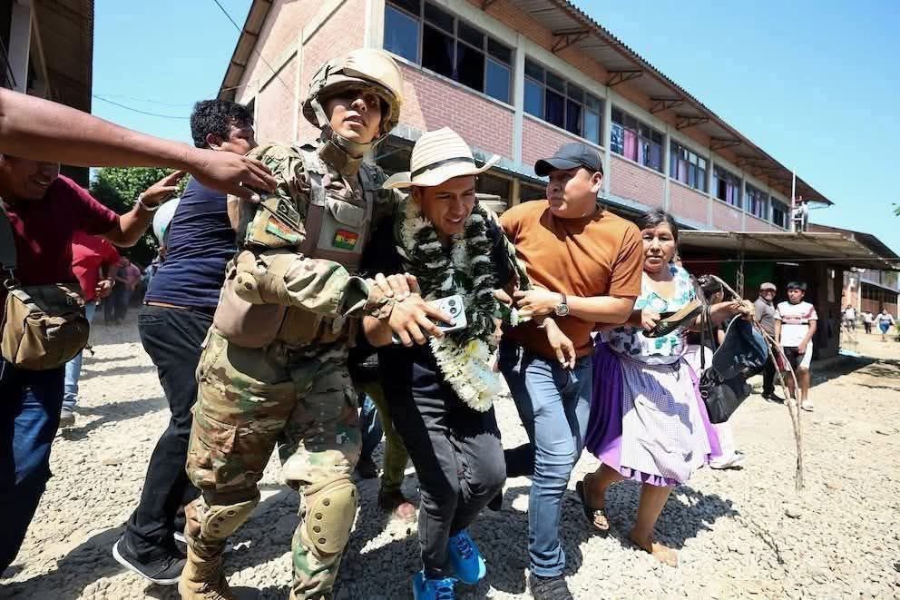 Así salió Andronico luego de votar.

Ni en el Chapare lo quieren.

Lo agarraron a piedrazos.

Salió arrastrándose, ese llokalla pensó que podía ser presidente y algunos “analistas” lo creyeron.