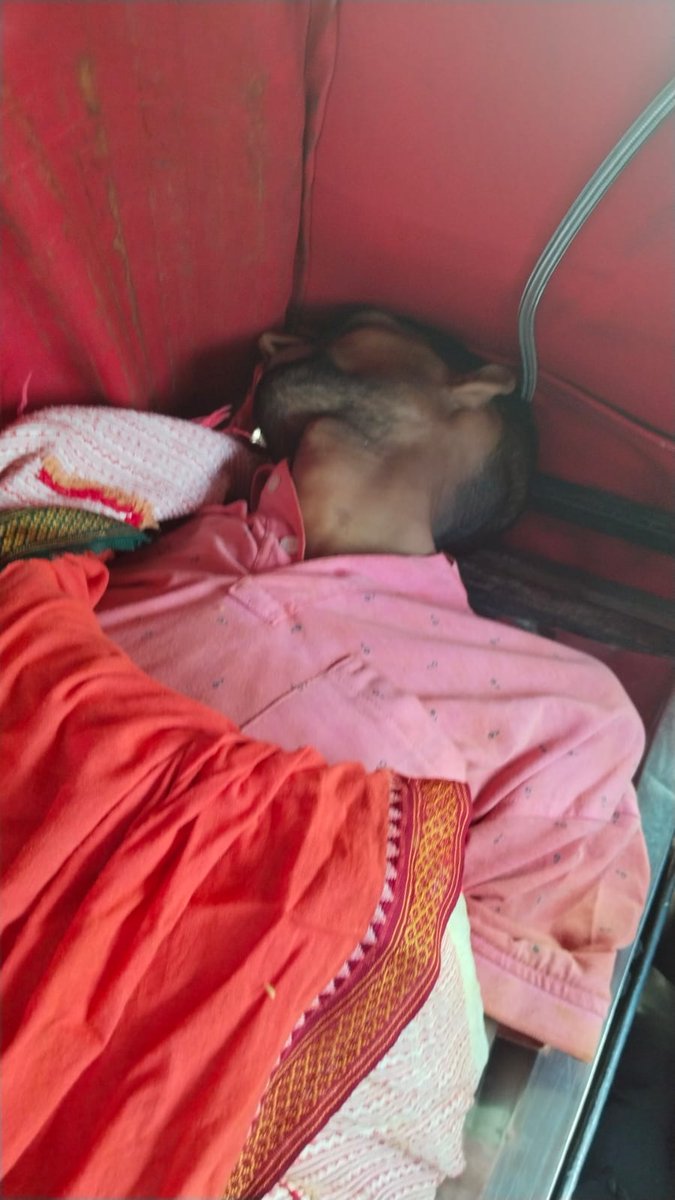 jhsahyakpolice's tweet photo. आर्थिक तंगी के बीच इलाज के अभाव में सहायक पुलिस जवान की मौत

 चतरा :- आर्थिक तंगी और इलाज के अभाव ने आखिरकार एक सहायक पुलिस जवान की जिंदगी छीन ली। चतरा जिला में पदस्थापित सहायक पुलिस रविन्द्र कुमार दांगी, ग्राम जोरी थाना राजपुर निवासी, जो वर्तमान में कोर्ट गेट ड्यूटी पर तैनात थे, जिनका आज निधन हो गयाl करीब 15 दिन पहले ड्यूटी के दौरान अचानक पेट दर्द से पीड़ित होने पर उन्हें इलाज के लिए सदर अस्पताल चतरा लाया गया। डॉक्टरों ने स्थिति गंभीर देखते हुए पहले हजारीबाग सदर अस्पताल और फिर रांची रिम्स रेफर किया। स्थिति को नाजुक देखते हुए परिजनों ने बेहतर इलाज के लिए कोलकाता ले गए , जब यहां भी कोई सुधार नहीं दिखा तो फिर उन्हें मुंबई के एक निजी अस्पताल रेफर किया गया। लेकिन आर्थिक रूप से कमजोर परिवार इलाज का खर्च वहन नहीं कर सका और लौटने के दौरान ही रविन्द्र दांगी की मृत्यु हो गई। कल (सोमवार) को चतरा पुलिस लाइन में दिवंगत जवान को श्रद्धांजलि अर्पित की जाएगी। मृतक अपने पीछे छह महीने की मासूम बेटी और परिवार को छोड़ गए हैं। उनकी असामयिक मृत्यु से सहकर्मियों और परिजनों में शोक की लहर है।

      अब सवाल ऐ है कि जो छः माह का बच्ची और पत्नी है उसका भरण पोषण कैसे होगा। जो माता पिता एक बेटे को पाल पोष कर बड़ा किया ताकि बुढ़ापे का सहारा बन सके। उस माता पिता का क्या होगा? 
      
        @JharkhandCMO @JharkhandPolice @JmmJharkhand @HemantSorenJMM @JMMKalpanaSoren @sunny_sharad @IrfanAnsariMLA @ShilpiNehaTirki @DipikaPS @IrfanAnsariMLA @chamralindaJMM @deepakbiruajmm @hafizulhasan001 @Supriyo__JMM @JagranNews @DainikBhaskar @prdjharkhand