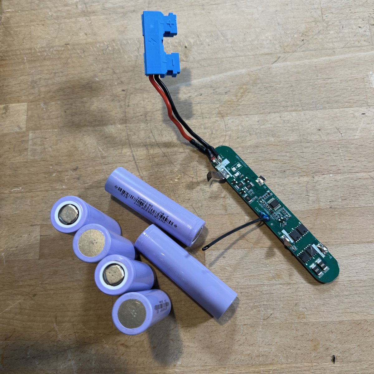 repkord's tweet photo. Felt like @iFixit needed a taste of its own medicine so I tore down their #FIXHUB battery pack to get a look inside. Nice little compact design of the BMS and cells in 3s2p config. I dig! But now Im gonna Frankenstein it into somethin' else 😈 https://t.co/sFkottkYJL
