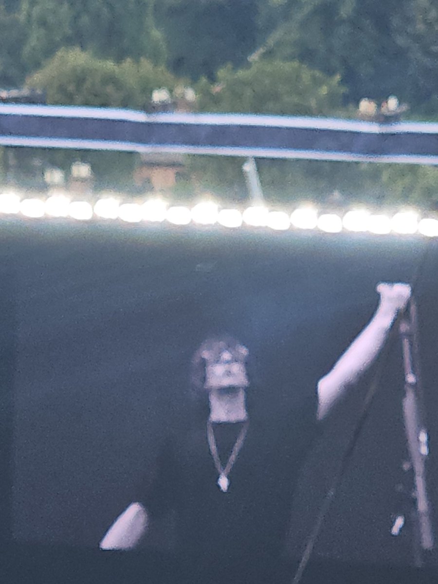 McsEmma's tweet photo. Richard Ashcroft is fucking legendary 
#OasisDublin https://t.co/I426J035d5