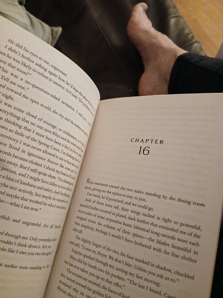 RoxyFire10's tweet image. Love to immerse myself in a book 🥰

#feet #foot #toes #piggy #curvy #sexymum