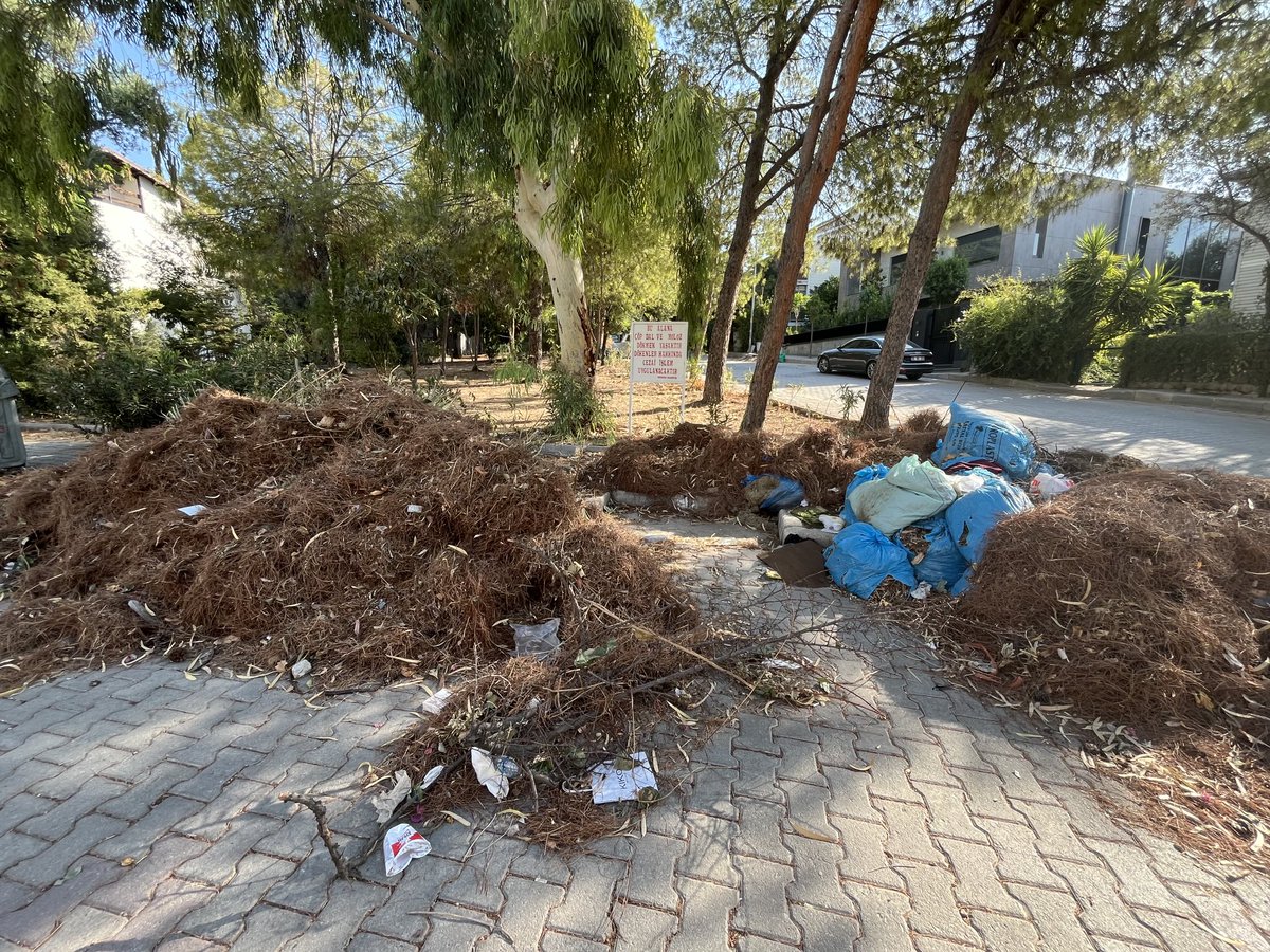 uzun_cam's tweet photo. Bu alana moloz  dal, çöp dökmek yasakmış, dökenlere cezai işlem uygulanacakmış(!) ⁦@bornovabld⁩ https://t.co/LfEKQ5odBT