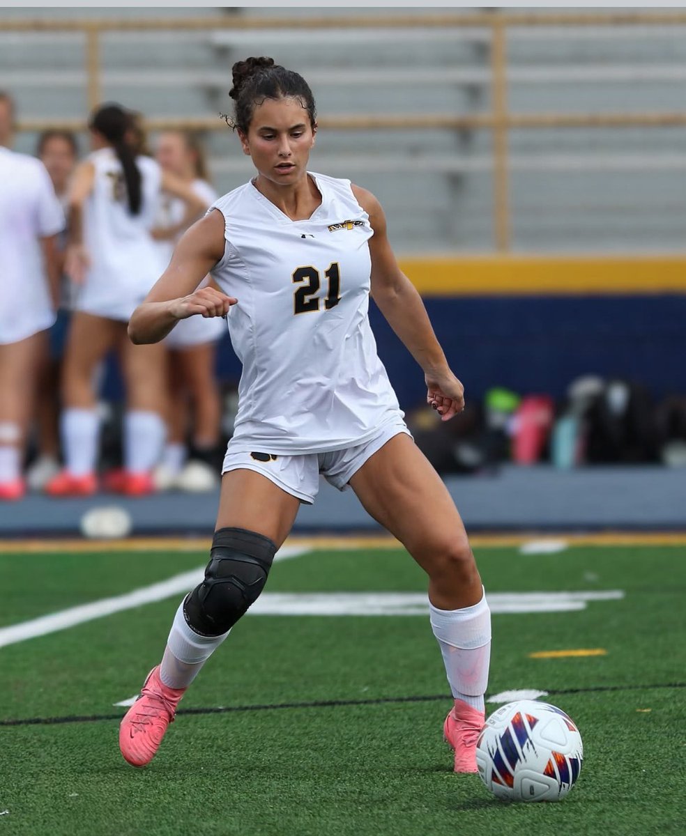 Addison_Vrabel's tweet image. So excited to finally be back to play high school this season! Can’t wait to see where this team goes🫶 @nasoccergirls 

Thank you @houndsspeed for helping me get here!