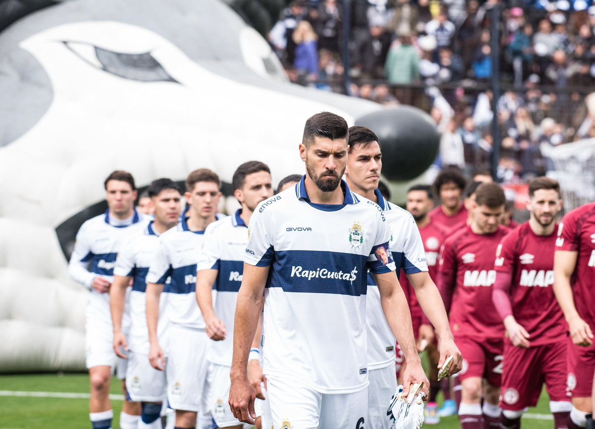 No hay q volverse locos. Era un partido perdible. Siempre lo fue. Da bronca la manera, y q podría haber sido empate. Pero hay q tener calma.

Lo q sí: hay q corregir. Y en San Juan, hay q buscar ganar. Pero corregir. Hay errores de Mendoza q se repitieron hoy

📸 <a href="/marina_espeche/">Marina Espeche</a>