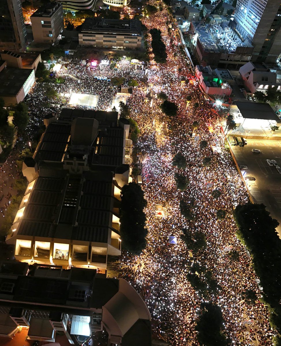 בהפגנה הבאה אנחנו נהיה מיליון. 
נרעיד את המדינה עד שכולם יהיו בבית.

צילום: אמיר גולדשטיין