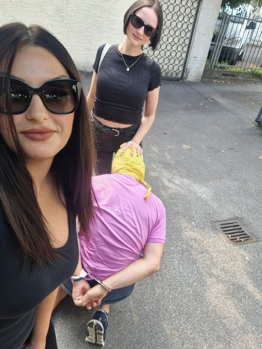 Nach 3 Tagen im <a href="/StudioTbz/">Studio TBZ</a> bin ich dankbar &amp; überwältigt. Die Sessions: intensiv, humorvoll &amp; besonders. Die Begegnungen mit wundervollen Kolleginnen: inspirierend. Und Renate: ein Herzmensch, der dieses Studio so besonders macht. Danke für diese wunderschöne Zeit! ❤️

#Esslingen