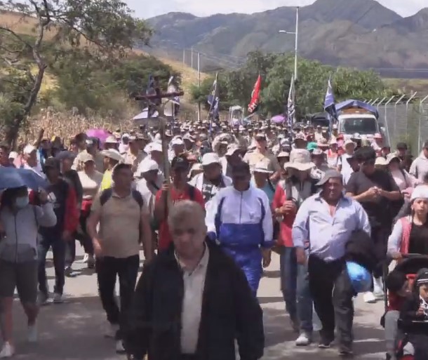 #Romería2025 || La Sagrada imagen de la Virgen de El Cisne esta caminando junto con sus devotos hacia la parroquia de San Pedro de la Bendita, a pocos kilómetros de llegar y finalizar su primer tramo de peregrinación.

 #PrimerReporte #Loja  #Ecuador