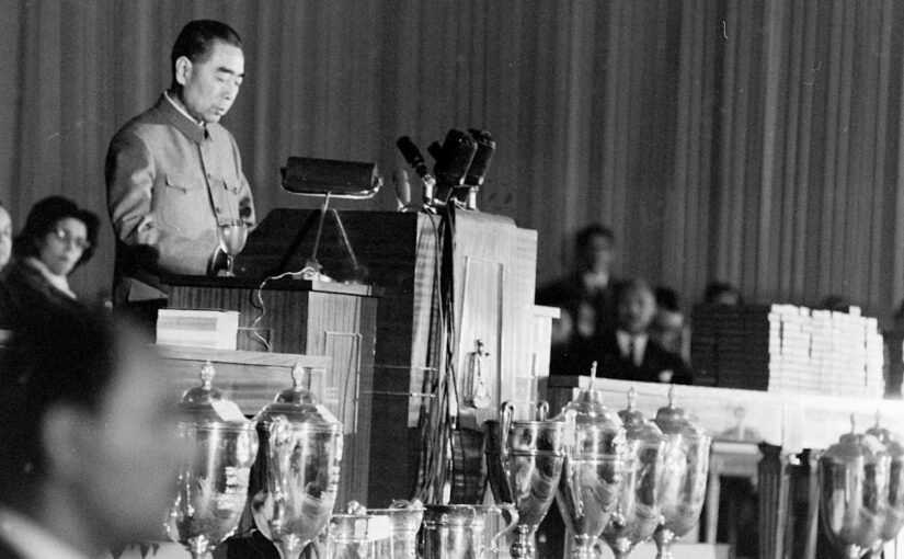 Thread : La Chine et la Palestine (de Mao Zedong à nos jours) :

1 : Sous Mao :

-Dès 1955, à la conférence de Bandung, Zou Enlai exprime sa solidarité avec la lutte du peuple Palestinien et établit que la libération de la Palestine ne pourra pas avoir lieu pacifiquement.

1/14