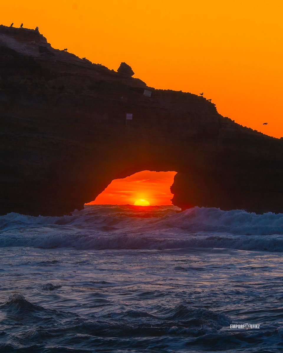 Biarritz - plage du Miramar, coucher duesoleil au centre de l’arche de la roche ronde 🎯☀️
