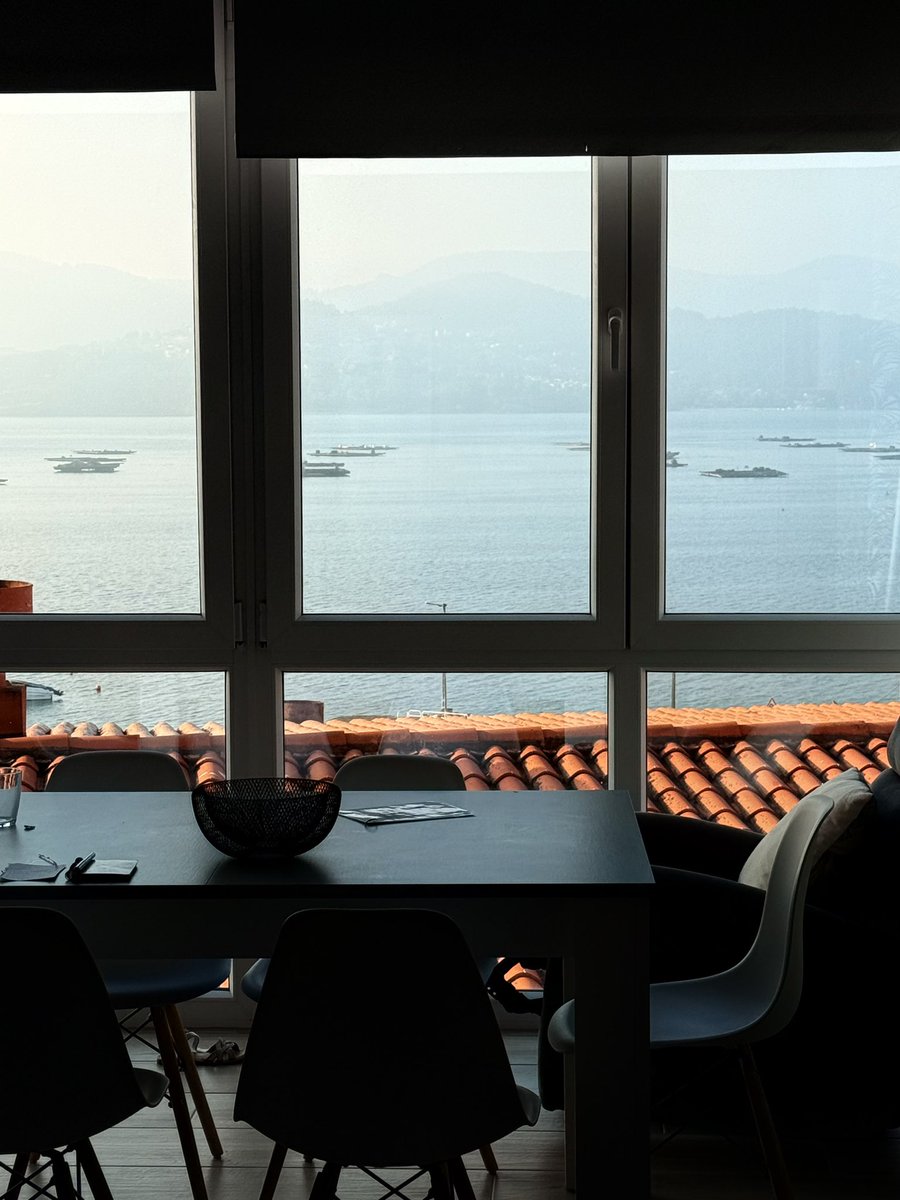 FelipeCamposlh's tweet image. ᴄᴏɴᴛᴀʀ ʟᴏs ᴅíᴀs…

A poco más de 18 grados, desde mi ventana aquí en O Covelo viendo la Ría de Pontevedra, vuelvo a abrir mi libreta. Hoy pensaba en una de mis manías o costumbre (una manera más romántica de definirlo) que me acompaña desde siempre: hacer cuentas atrás…