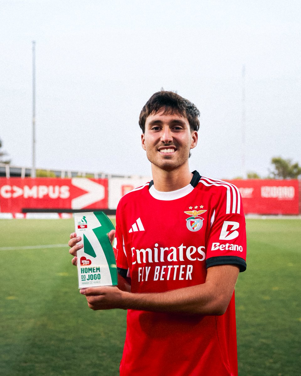 SLBenfica's tweet photo. 🦅 1.º jogo oficial de águia ao peito 🏆 1.º prémio MOTM https://t.co/Mo0STPWUAi