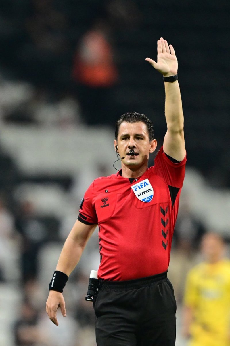 Beşiktaş, maçın 5. dakikasında penaltı bekledi fakat ofsayt kararı verildi.

‼️ Ofsayt verilen pozisyonla ilgili Yarı Otomatik Ofsayt Sistemi görüntüsü ekrana verilmedi.

#BJKvEYP