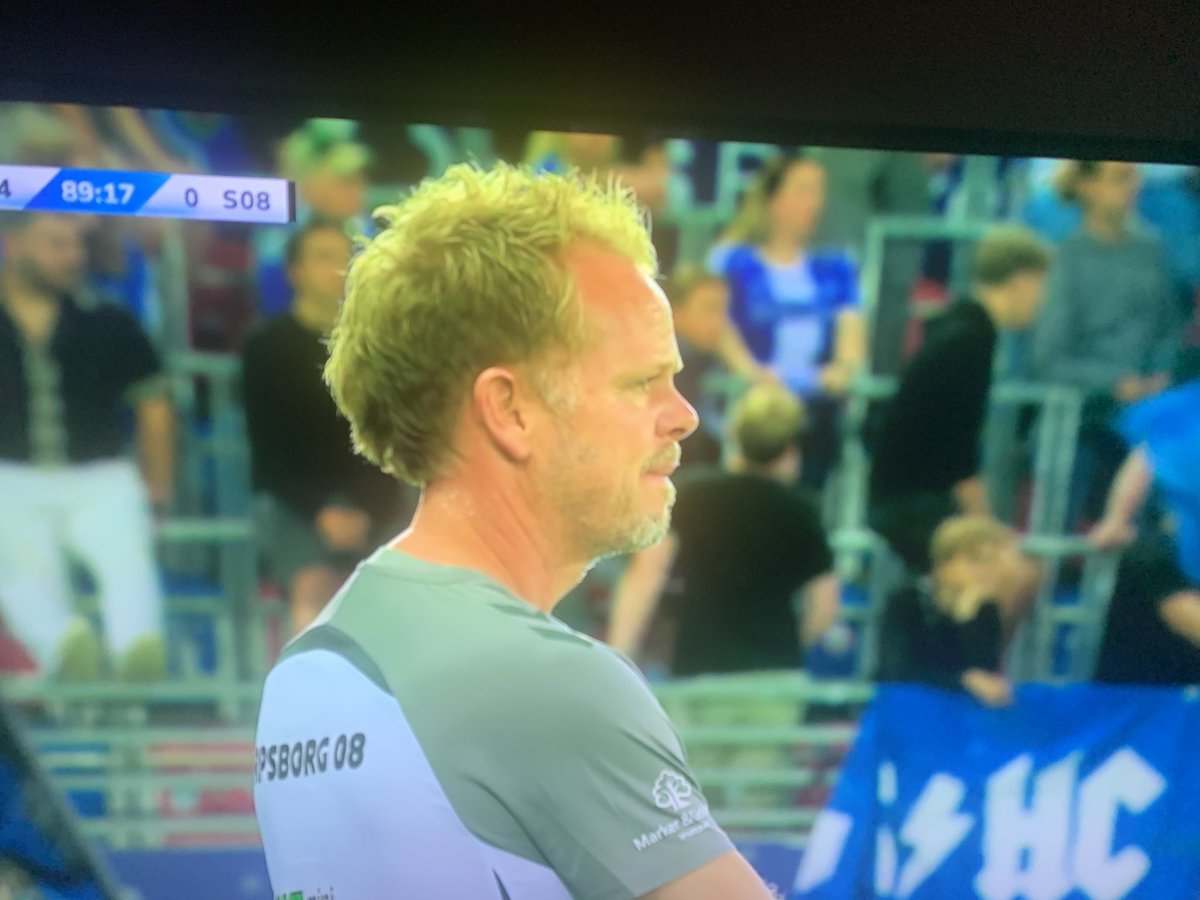 Trener til Sarpsborg 08 ikke gråte because they tape for Vif❤️💙, but he gråte for his frisyre 😂 Han trenger og klippe on Amfi Sarpsborg🥳