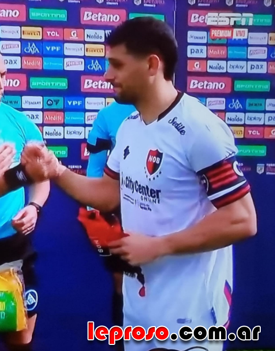 LeprosoAr's tweet photo. ©️APITAN MAS JOVEN DE LA HISTORIA 🔴⚫️
JERONIMO GOMEZ MATTAR con 17 años y 10 días se convierte en el Capitán más Joven de la historia rojinegra con tan solo 1 minuto en primera cuando ingresó a los 90'en la fecha 1 ante Independiente Rivadavia de Mendoza.
Quien ostentaba este honor y hasta tanto se terminara la investigación era JUAN SFORZA con 20 años, 6 meses y 6 días, fue el 20/08/2022 ante Huracán y desde el 11 inicial.
Mattar reemplaza a Juanchon García quien hasta ese momento era el Capitán del equipo desde el inicio.