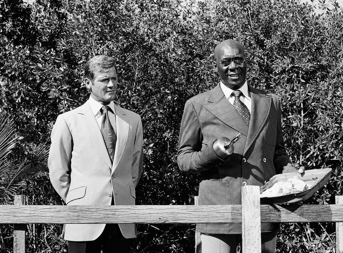 HansomRansom4's tweet photo. Happy birthday Julius Harris with Roger Moore in Live And Let Die 1973. #juliusharris #actor #philly #liveandletdie #rogermoore #JamesBond #1970s #superfly #blackcaesar #hellupinharlem #troubleman #shaftsbigscore https://t.co/GX4xDf5vEX