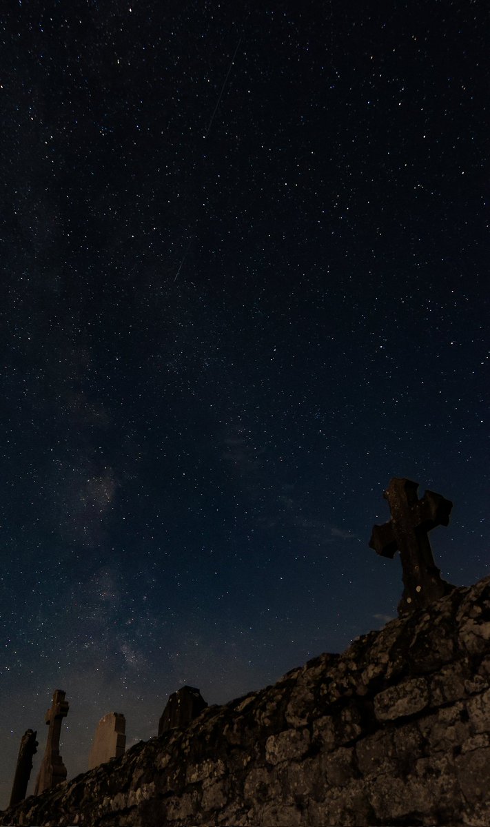 Lever les yeux = voyager dans l’univers ✨

Sous le ciel de Bourgogne, la Voie lactée se dévoile comme une peinture vivante… un instant magique suspendu dans la nuit. 🌠

Des étoiles filantes, les perséides, l'univers danse sous nos yeux. 

#voielactée #cielétoilé #bourgogne