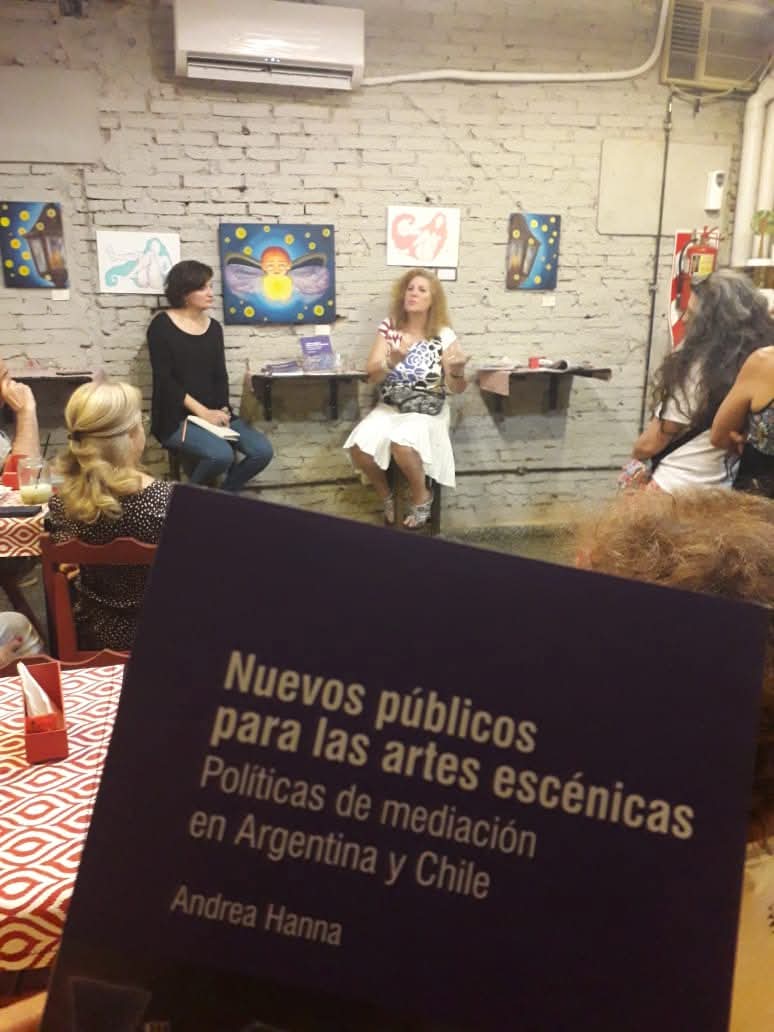Con profundo dolor, despedimos a Andrea Hanna, una incansable defensora de la cultura comunitaria y referente de la gestión cultural. Su legado en nuestros proyectos, desde la edición de libros hasta espacios de formación, perdurará en nuestro corazón, esperamos descanses en paz.
