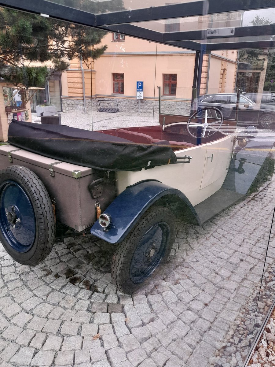 Seen today in Tatranska Lomnica, a 1926 Tatra (in a glass box - why us it not on the road?). The steering wheel on the right hand side is a reminder that Czechoslovakia drove on the left until 1938 (as did Austria until 1936)