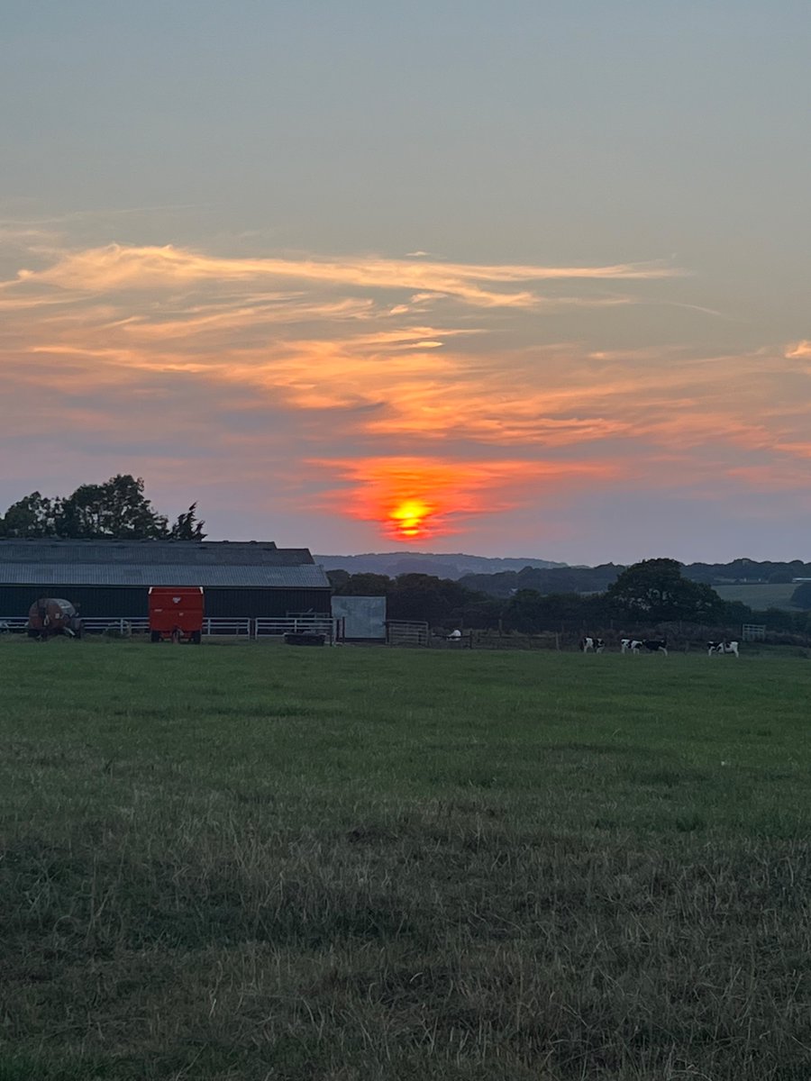 Daywales's tweet photo. Sunset over the mountains. https://t.co/H3DA7McRmt