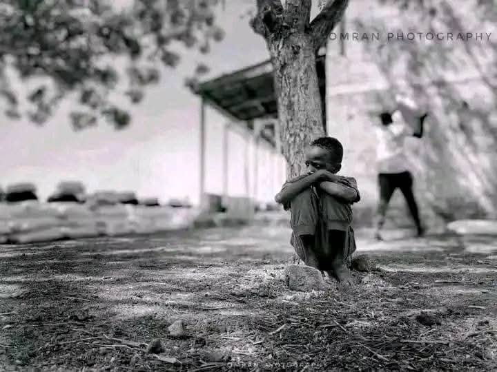 صوت السودان ليس مكلومًا فحسب، بل مكتومٌ بفعل أيادٍ كالأغلال بل هي أغلظ. 

هنا المشهد، حيث السودان المنسي، الذي لا مبصر لفداحة حاله إلا السميع الخبير. 

#لتظل_الصورة_حية. #لئلا_ننسى. 
#لئلا_نفرق. #لئلا_نزهد_الصورة_حقها. 
#لئلا_نمل_الدعاء.